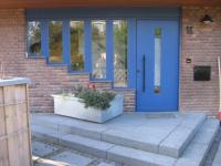 Haustür in blau mit Lichtausschnitt und stufenhaft angeordneten Lichtausschnitten