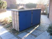 Müllbox mit blauen Türen 