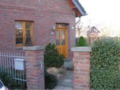 Denkmalgeschütztes Einfamilienhaus mit Holztür und -fenster