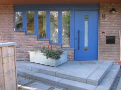 Haustür in blau mit Lichtausschnitt und stufenhaft angeordneten Lichtausschnitten