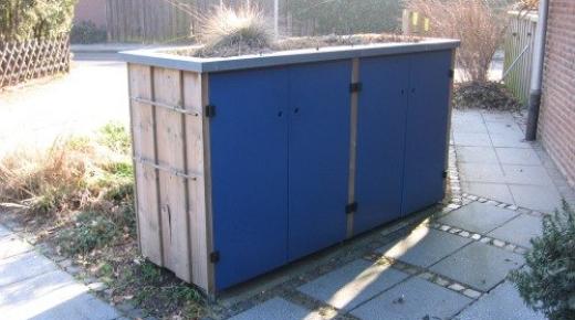 Müllbox mit blauen Türen 