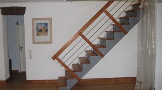 Treppe mit Holz-Geländer