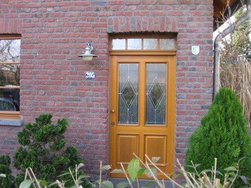 Denkmalgeschütztes Einfamilienhaus mit Holztür mit zwei Lichtausschnitten