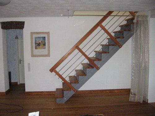 Treppe mit Holz-Geländer